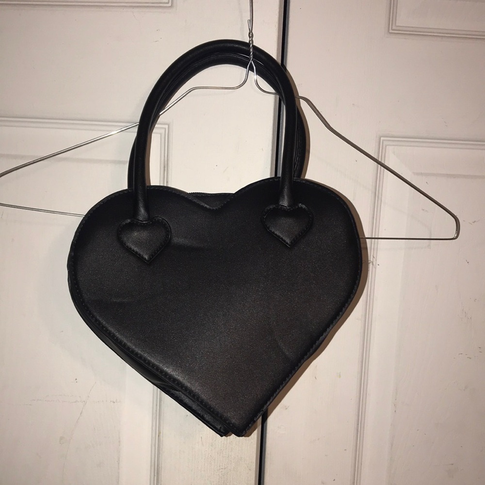 Women’s/Junior’s NWOT Heart Crossbody